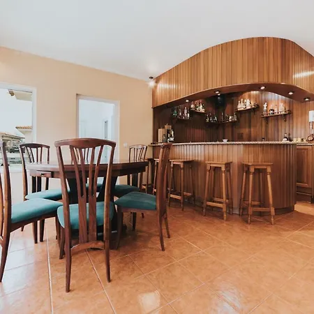 10 Min From The Game With Fireplace Pool *