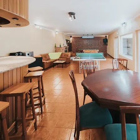 10 Min From The Game With Fireplace Pool